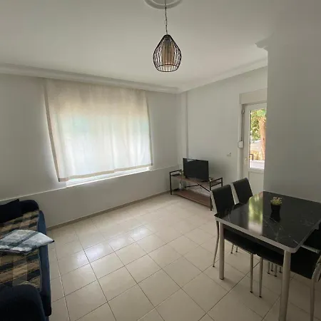 Side Parkvilla Garden Floor דירה *